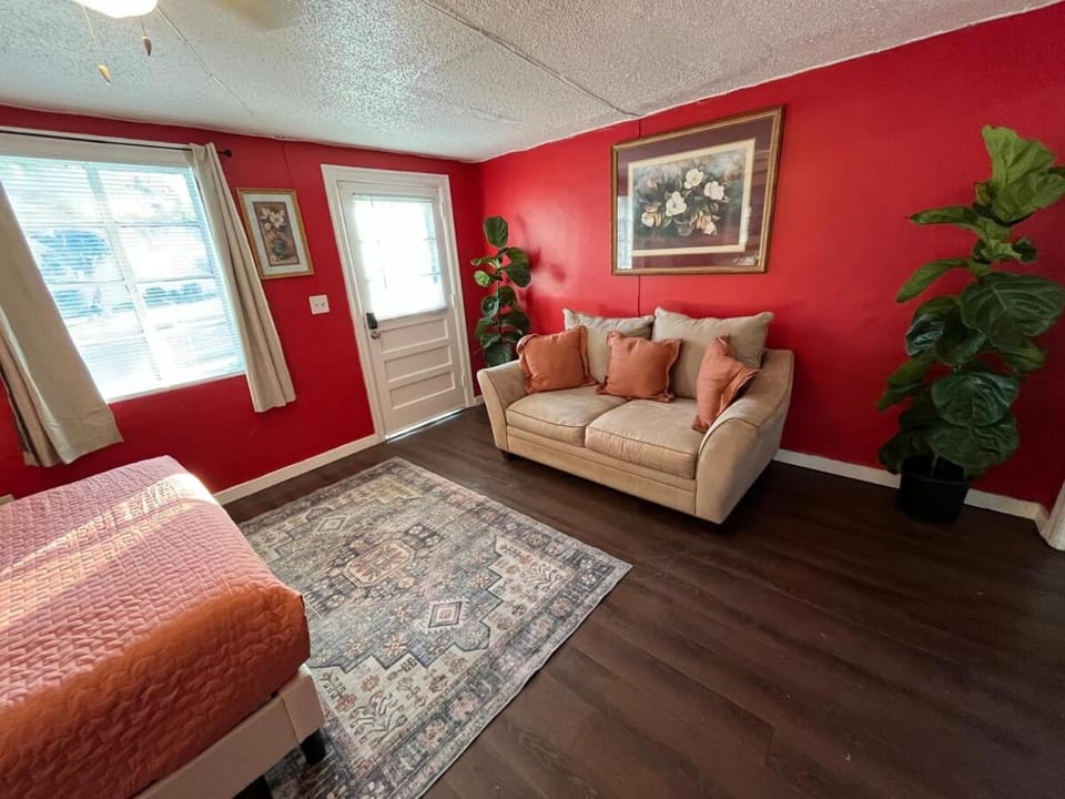 Pet & Smoke Friendly Near SGMC, VSU & Moody Apartment in Valdosta