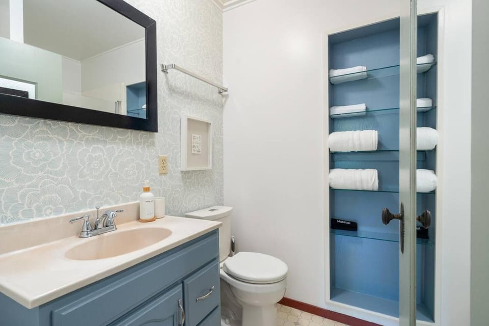 Shower, Toilet, Bathroom, towels