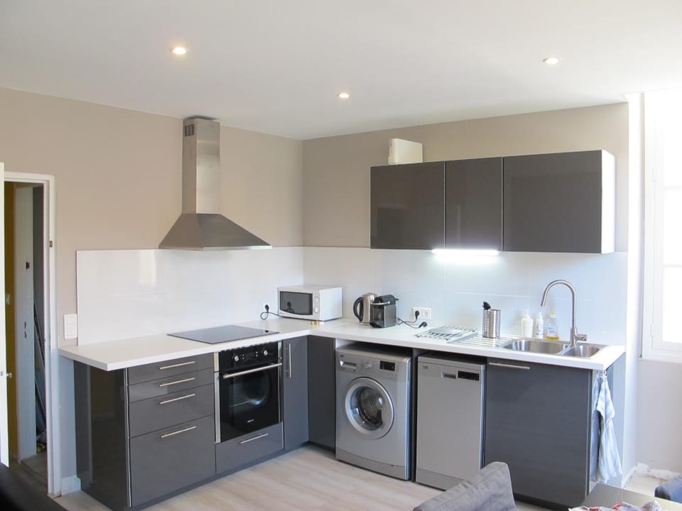 Coffee/tea facilities, dishwasher, microwave, oven, washing machine, kitchen