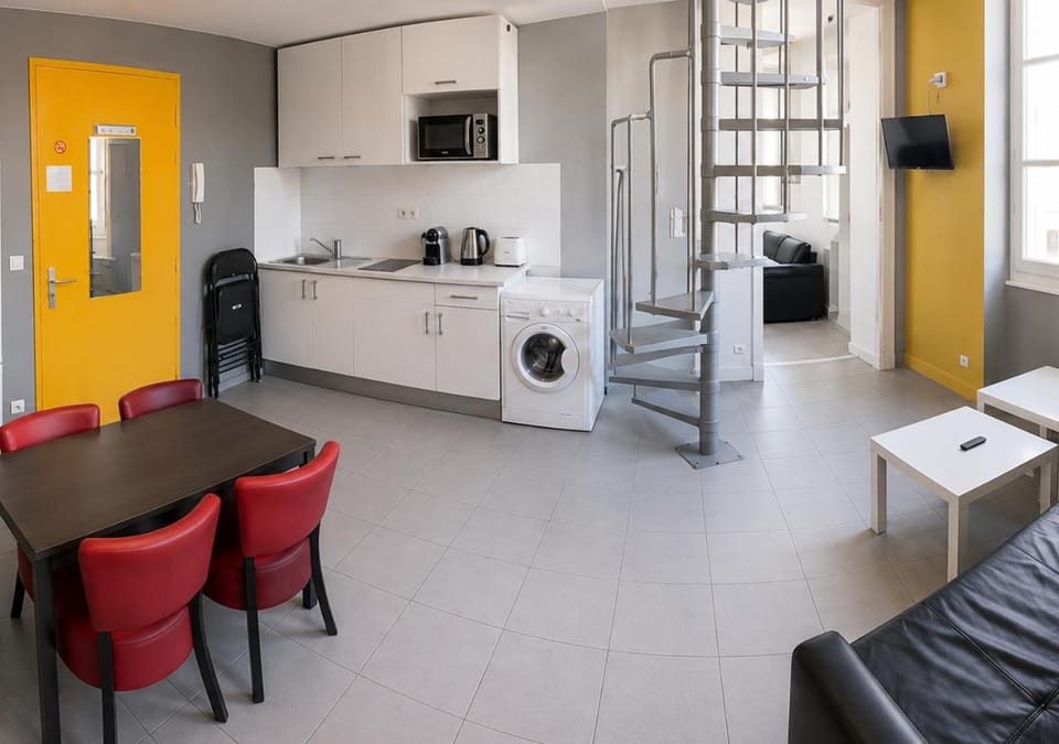 Coffee/tea facilities, Kitchen or kitchenette, Living room, Dining area, microwave, stove, washing machine