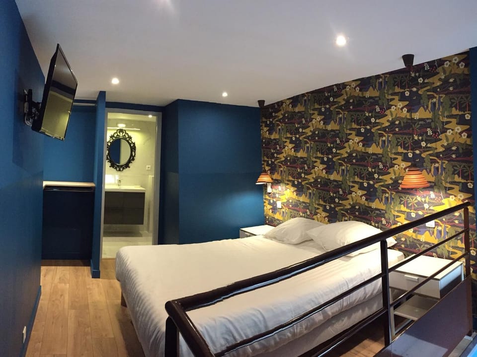 Bed, Bathroom, TV and multimedia, Photo of the whole room