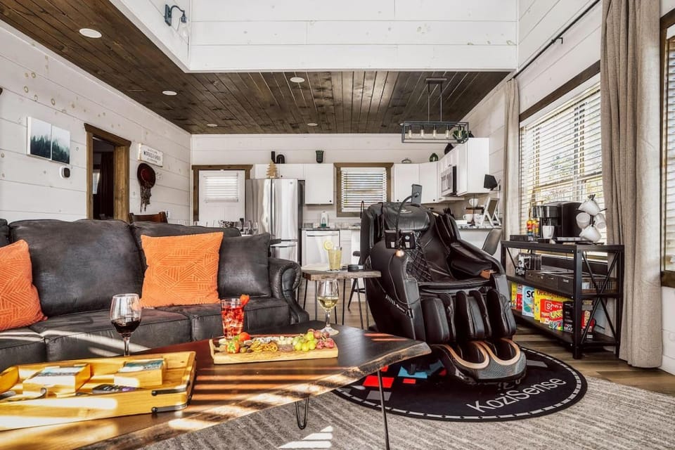 ModernCabinIndPoolArcadeHTubViewsNearParkway Cabin in Pigeon Forge