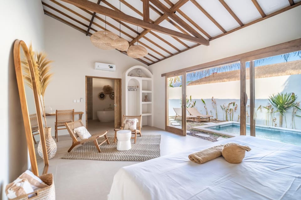 Bed, Photo of the whole room, Seating area, Bedroom, Pool view, Swimming pool, sunbed, towels, air conditioner