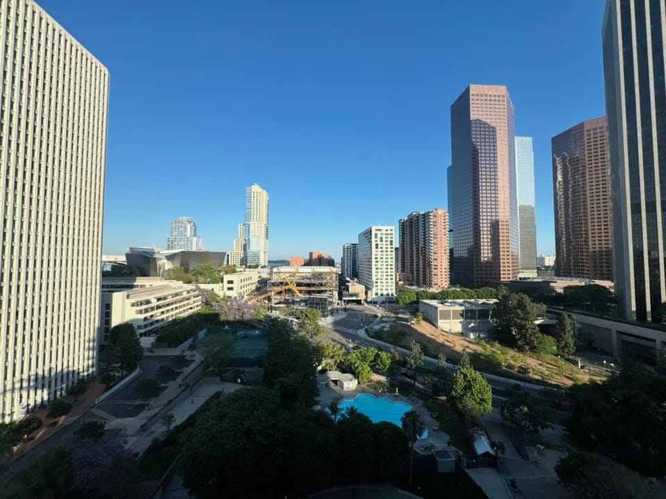 Rhythm and Blues Lounge DTLA Skyline Parking incl Apartment in Universal Studios Boulevard