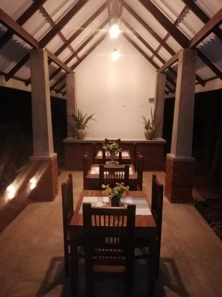 Restaurant/places to eat, Seating area, Dining area