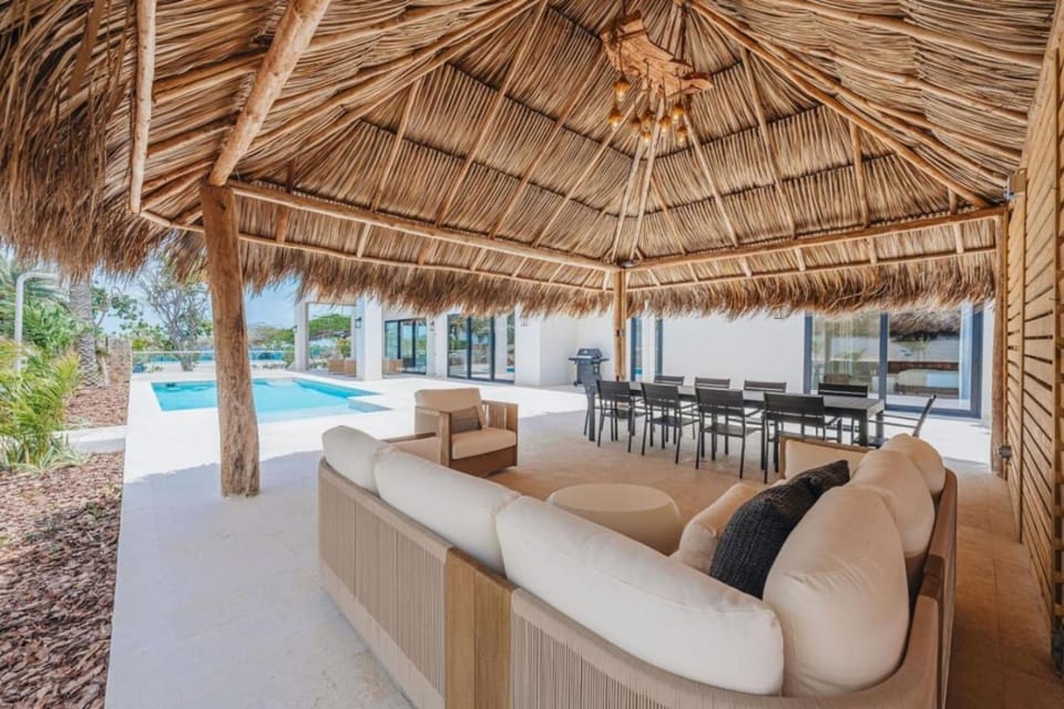 Sunset Cove Brand-New Luxury Oceanfront Villa with Panoramic Caribbean Views Villa in Noord