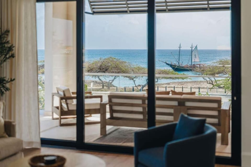 Sunset Cove Brand-New Luxury Oceanfront Villa with Panoramic Caribbean Views Villa in Noord