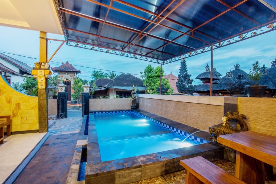 Pool view, Street view