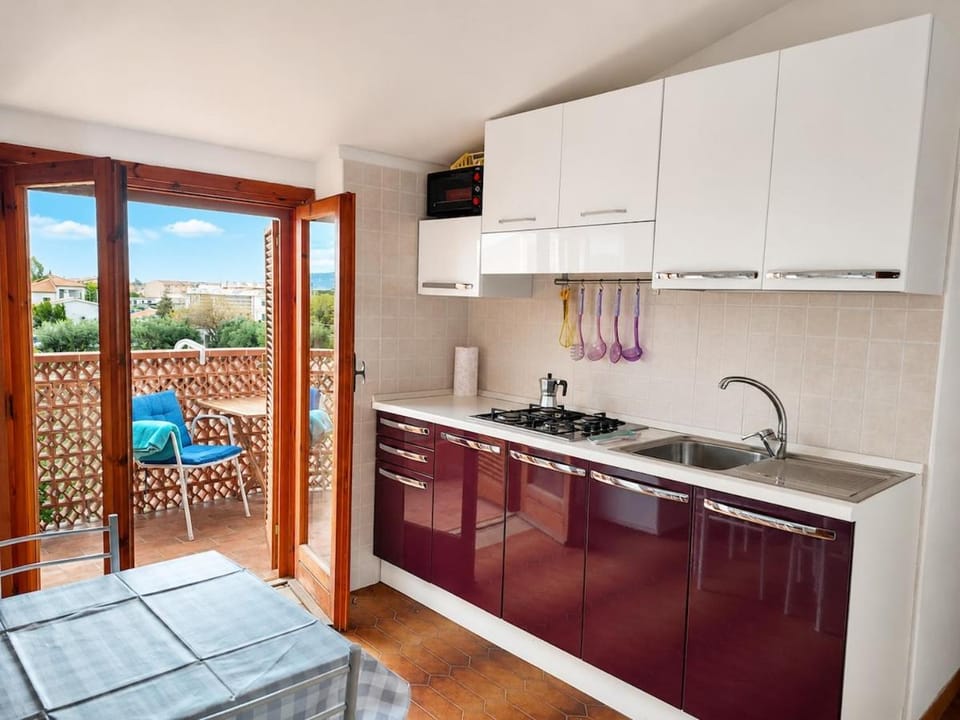 Kitchen or kitchenette, Dining area, stove