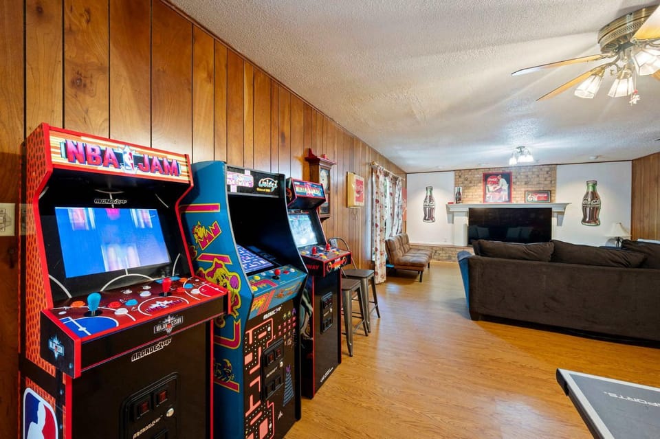 Hilltop Lodge - For 27 Guests! House in Broken Bow