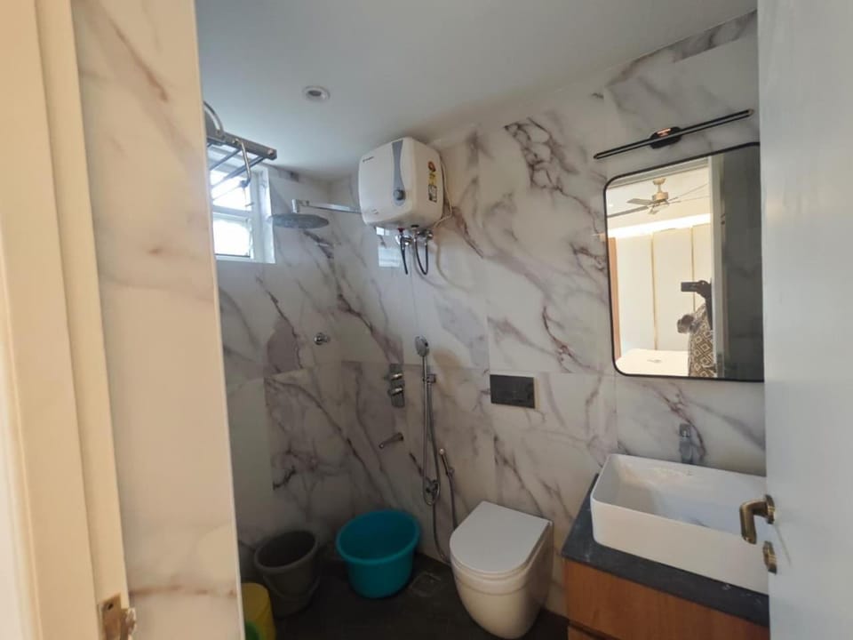 Shower, Toilet, Bathroom, towels
