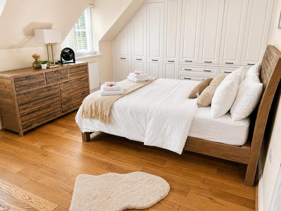 Photo of the whole room, Bedroom