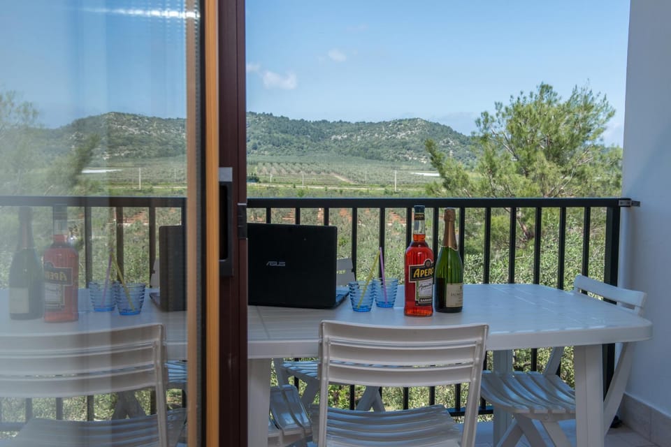 View (from property/room), Balcony/Terrace, Photo of the whole room, Garden view, Garden view, Mountain view, Mountain view