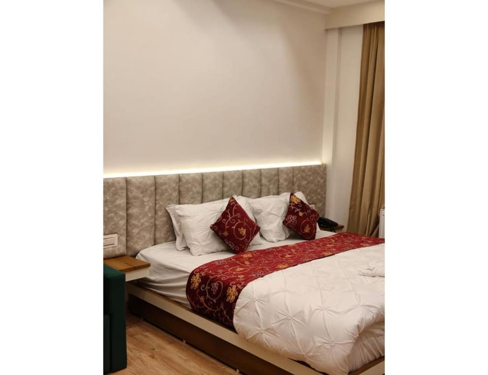 Bed, Bathroom, Photo of the whole room, Bedroom, Breakfast