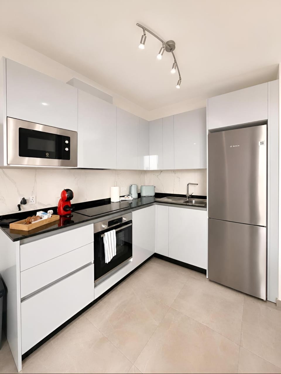 Coffee/tea facilities, internet, internet, microwave, oven, stove, toaster, kitchen, kitchen, air conditioner, air conditioner