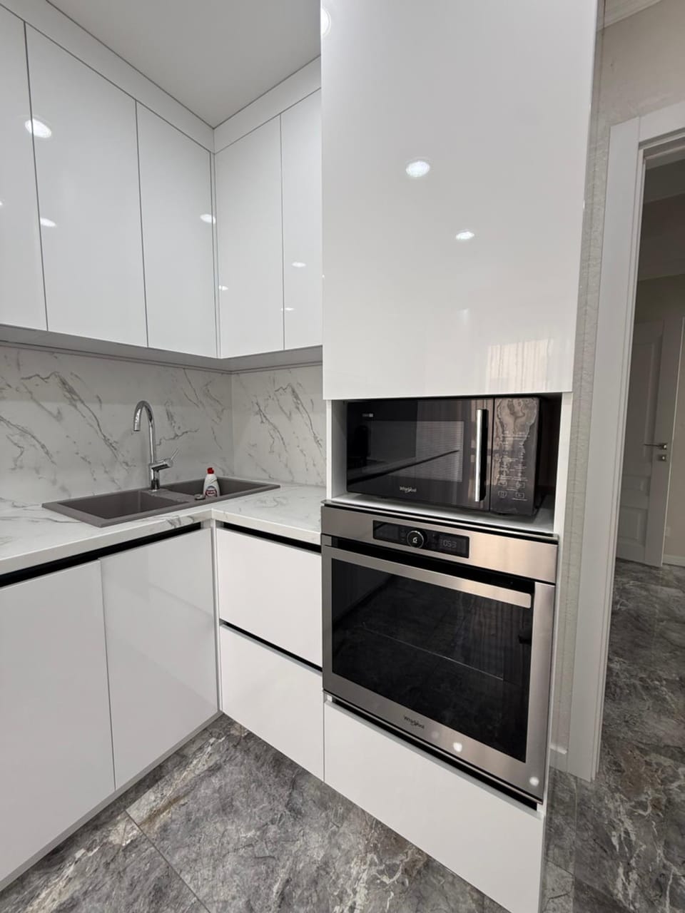 Apartament white 2 rooms Centru Moll Apartment in Chișinău