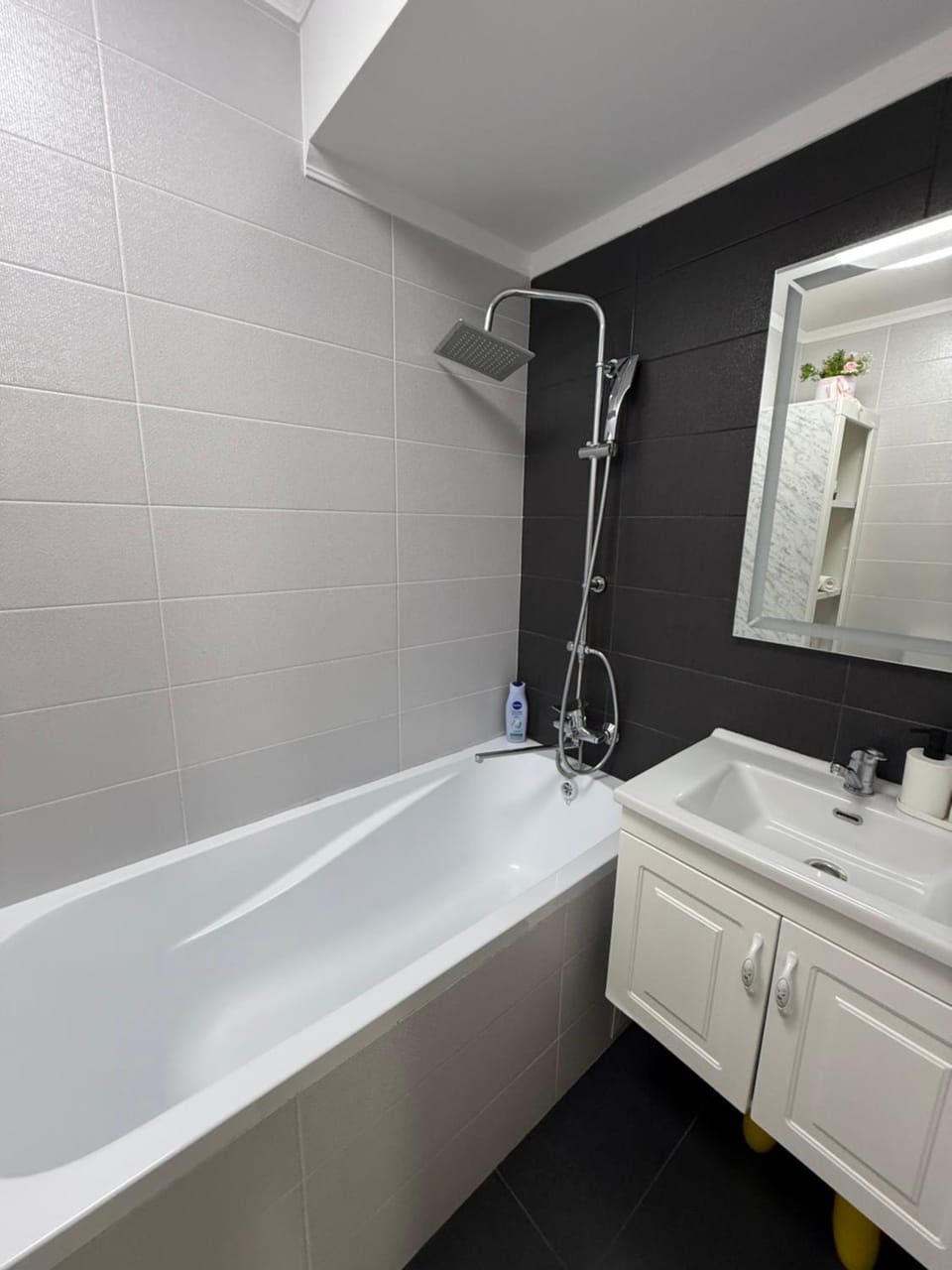 Apartament white 2 rooms Centru Moll Apartment in Chișinău