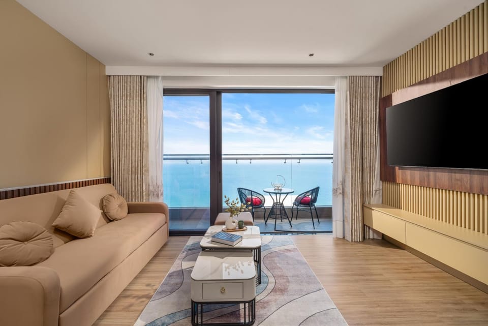 Communal lounge/ TV room, Natural landscape, TV and multimedia, Living room, Seating area, Evening entertainment, Sea view