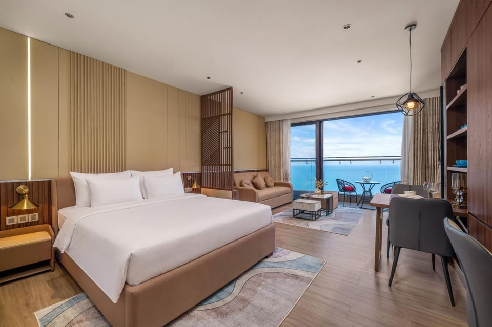 Communal lounge/ TV room, Bed, Natural landscape, TV and multimedia, Living room, Photo of the whole room, Seating area, Evening entertainment, Bedroom, Sea view, wardrobe