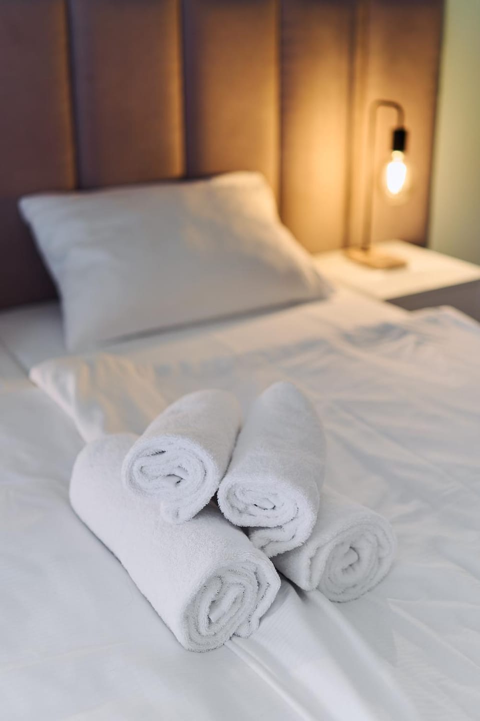 Bed, Bedroom, towels