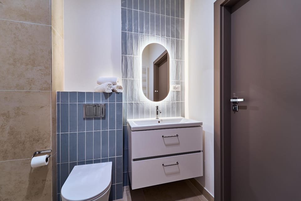 Shower, Toilet, Bathroom, towels