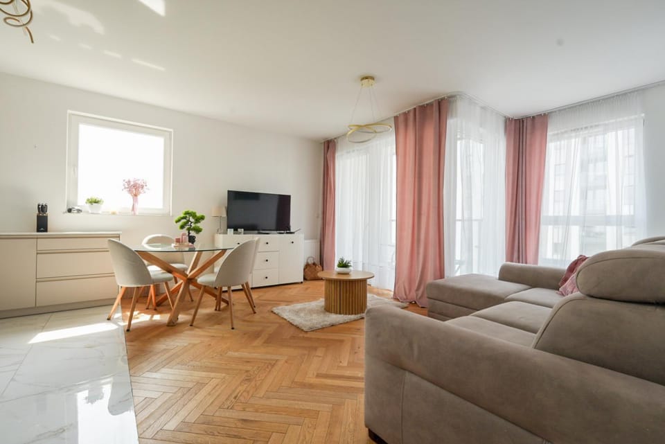 TV and multimedia, Living room, Seating area, Evening entertainment