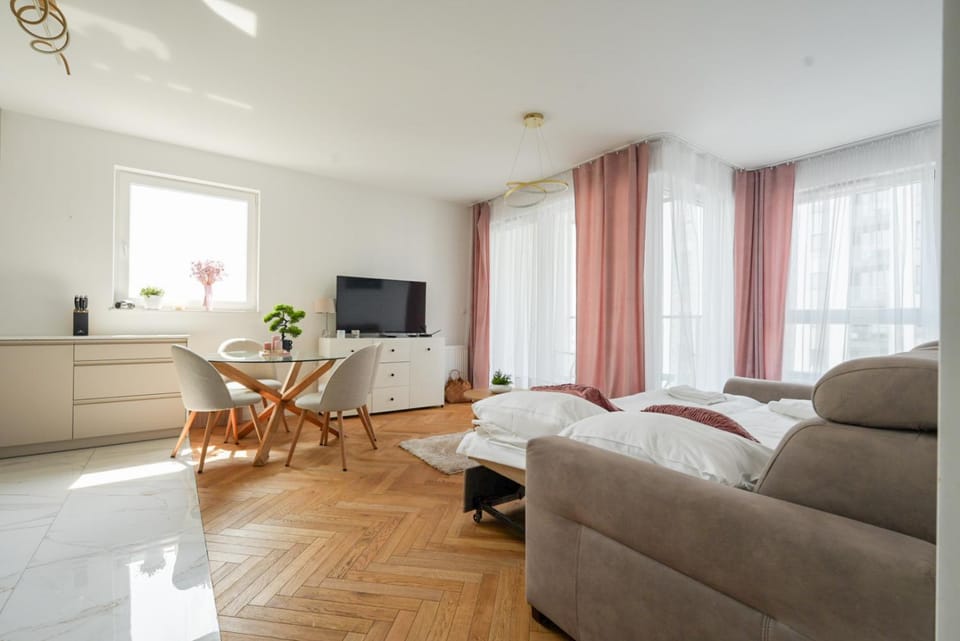 Bed, TV and multimedia, Living room, Photo of the whole room, Seating area, Dining area, Evening entertainment