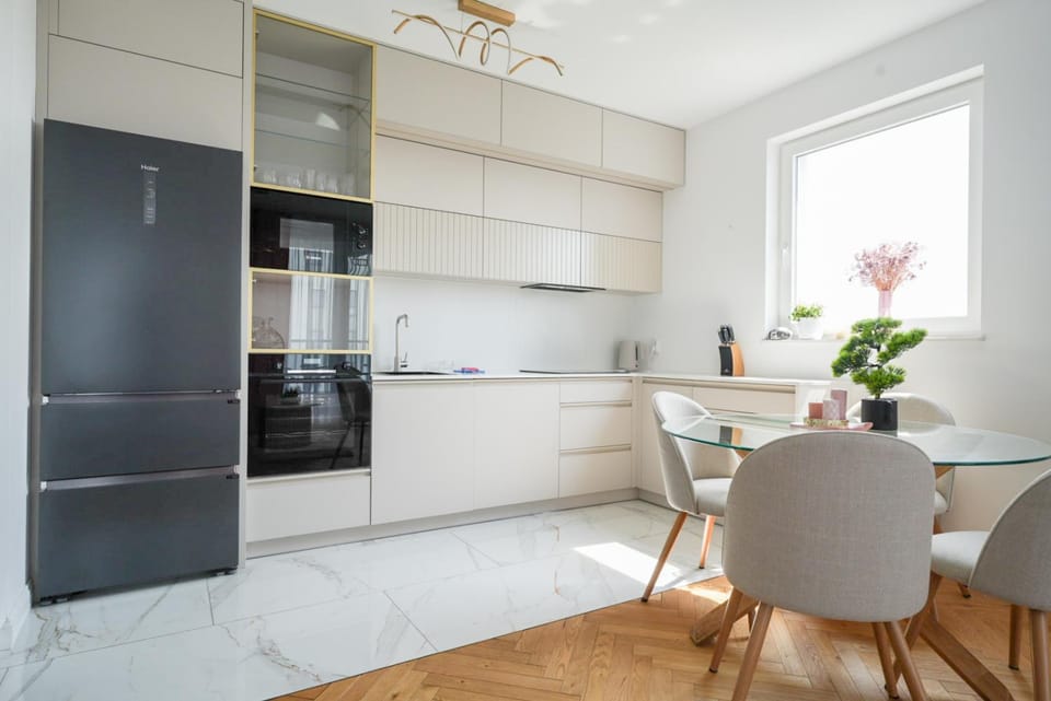 Kitchen or kitchenette, Dining area, oven, stove