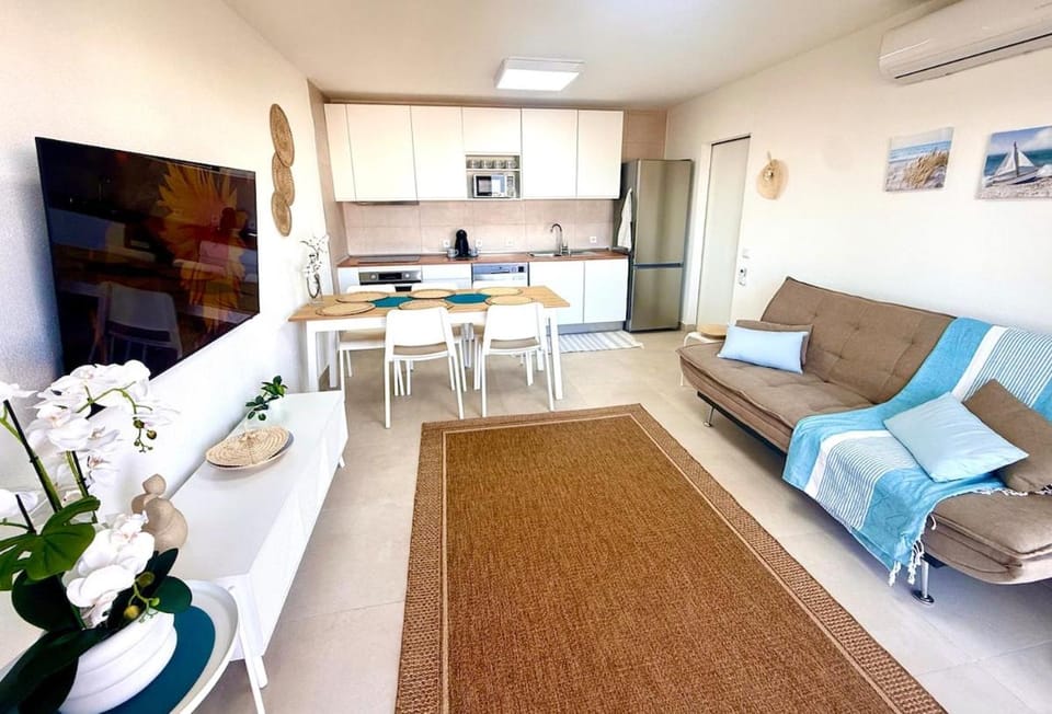 TV and multimedia, Kitchen or kitchenette, Living room, Seating area, Dining area, oven, air conditioner