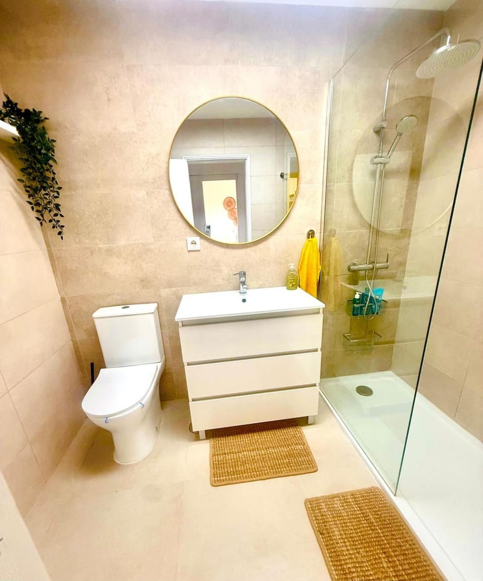 Shower, Toilet, Bathroom, towels