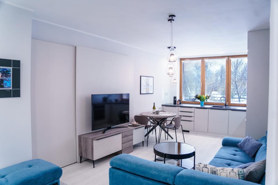 TV and multimedia, Living room, Seating area, Dining area