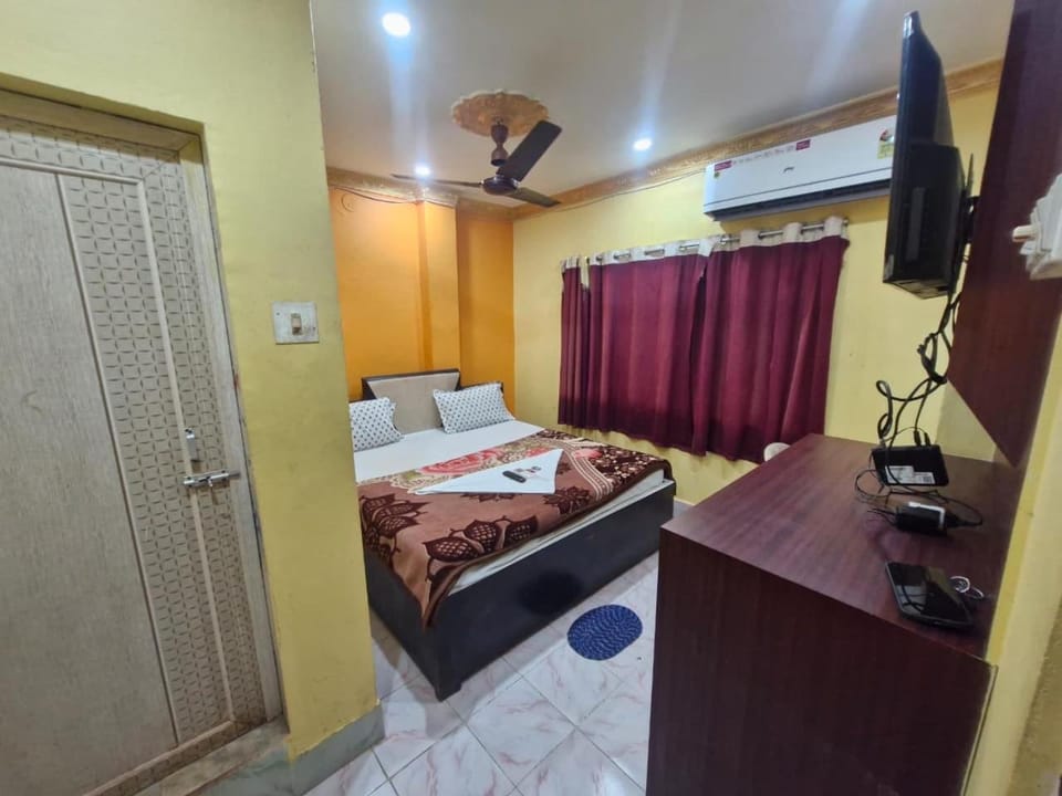 Bed, TV and multimedia, Photo of the whole room, Bedroom, towels, air conditioner
