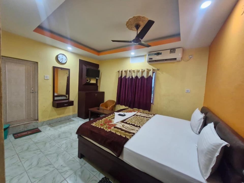 Bed, TV and multimedia, Photo of the whole room, Bedroom, towels, air conditioner
