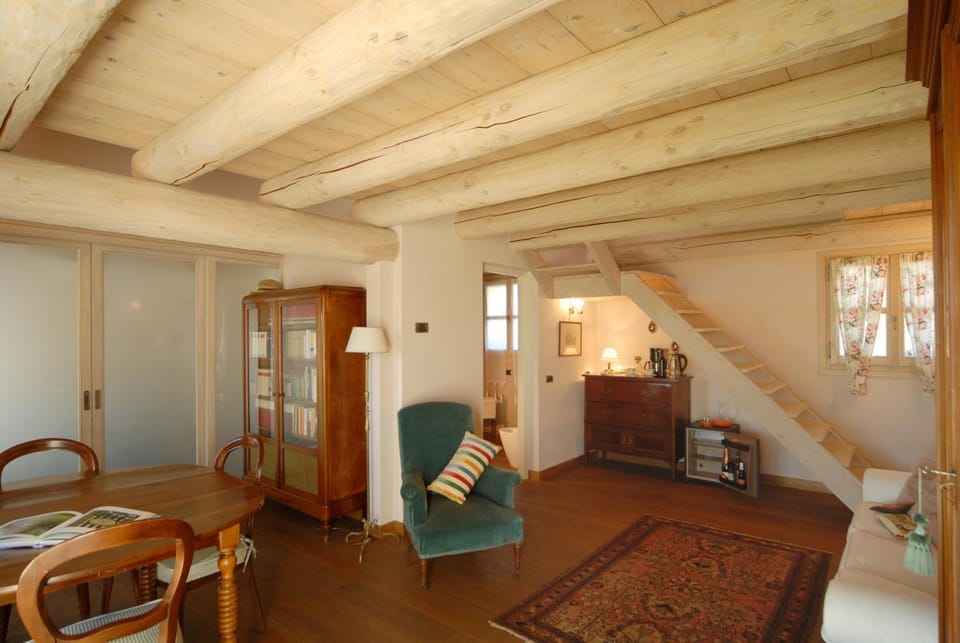 Library, Bathroom, Coffee/tea facilities, Living room, Seating area, Bedroom