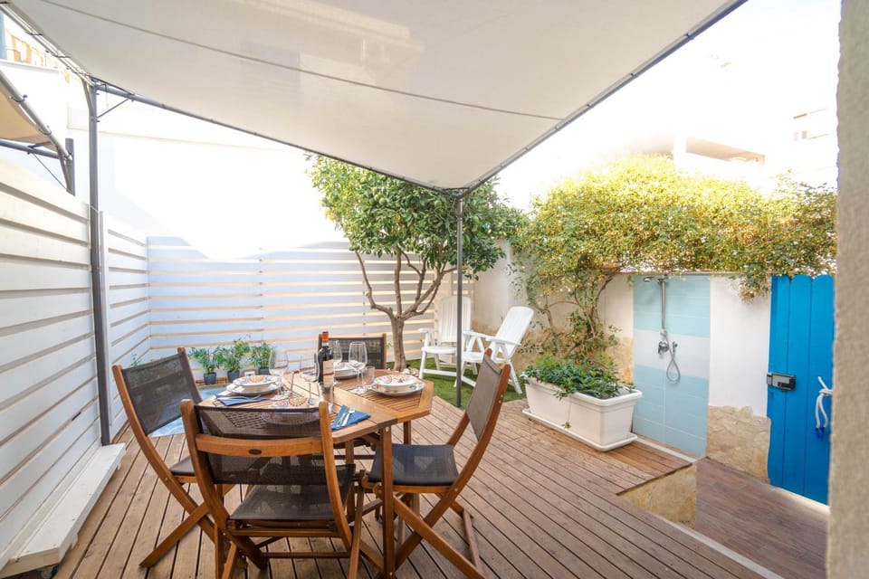 Shower, Patio, Day, Garden, Hot Tub, Hot Tub, View (from property/room), Balcony/Terrace, Dining area, Garden view