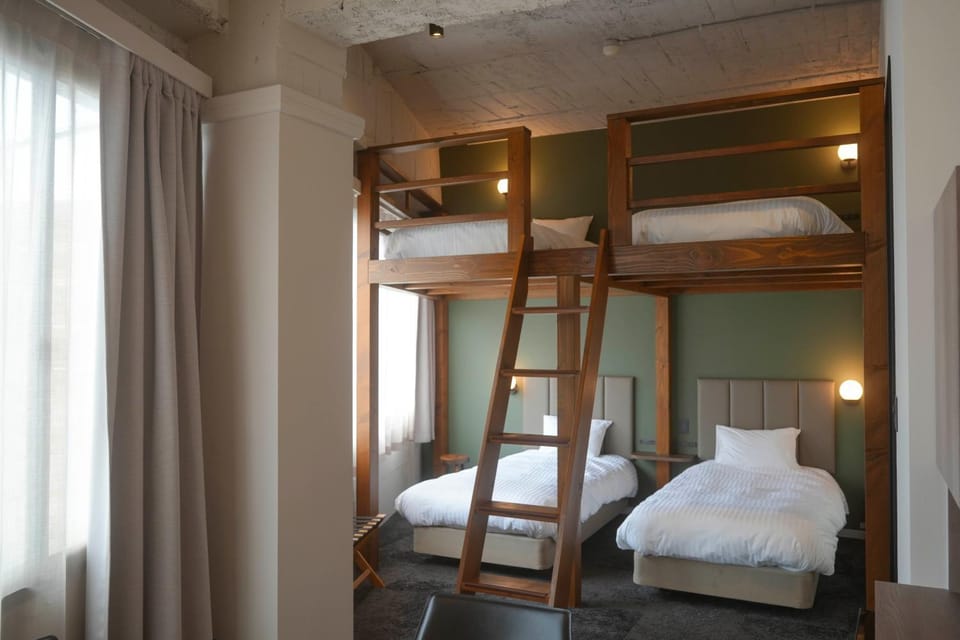 Bedroom, bunk bed