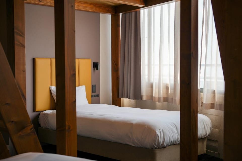 Bedroom, bunk bed