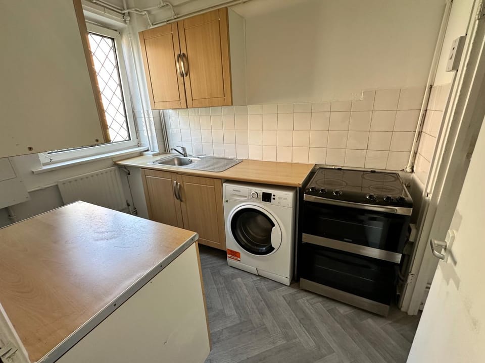 Kitchen or kitchenette, oven, stove, washing machine