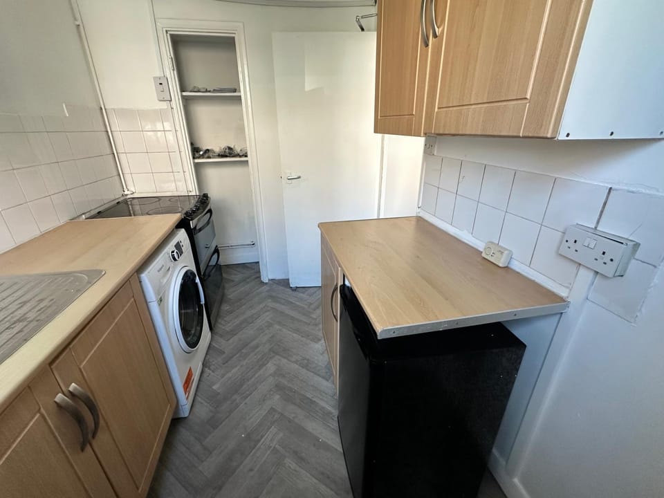 Kitchen or kitchenette, oven