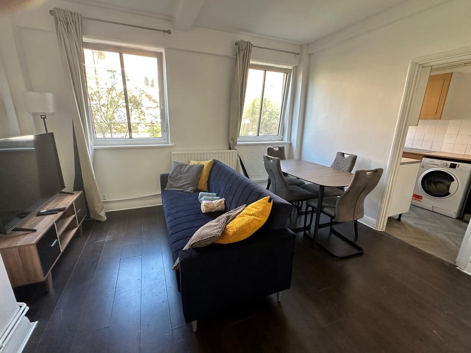 Kitchen or kitchenette, Living room, Seating area, Dining area, oven, washing machine