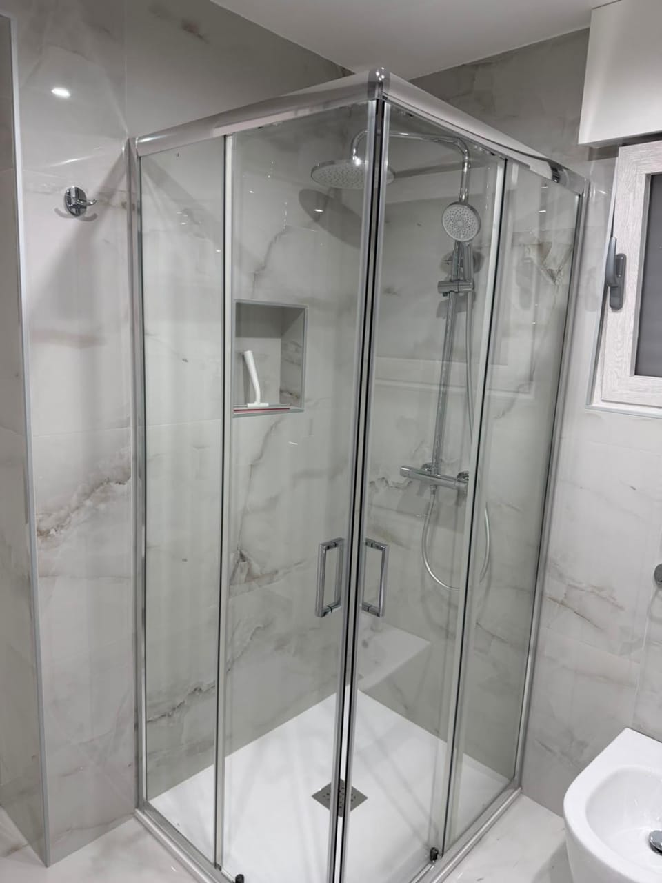 Shower, Toilet