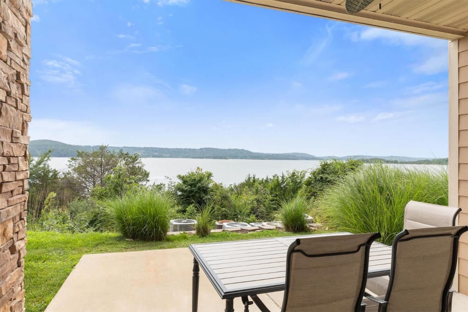 The Laughing Pointe Lakeview House in Ridgedale
