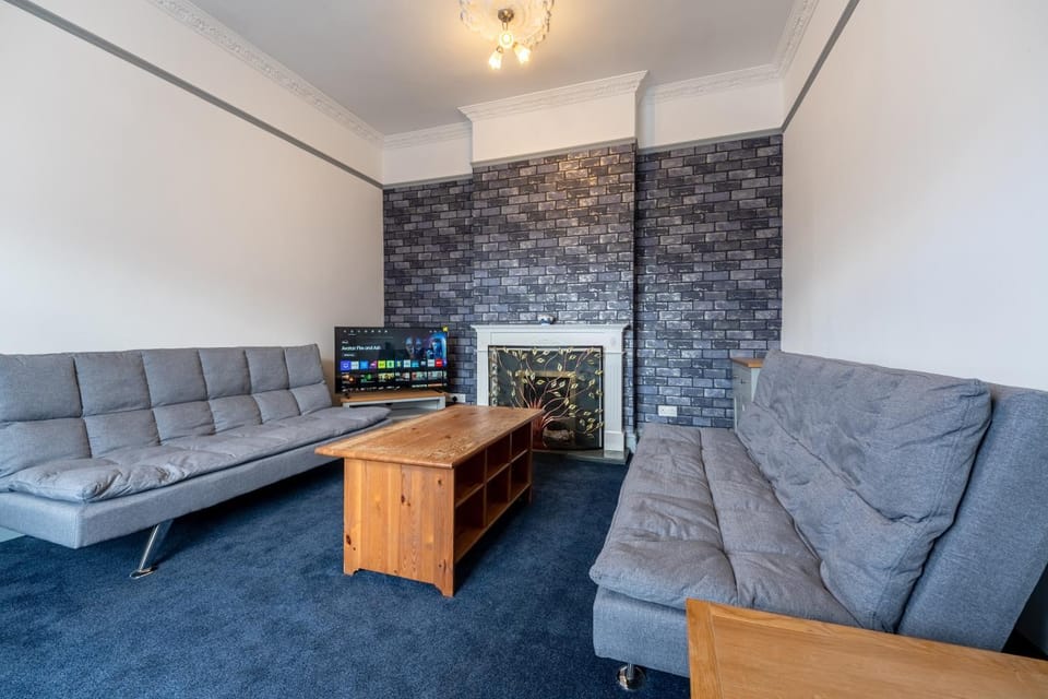 Bed, TV and multimedia, Living room, Seating area