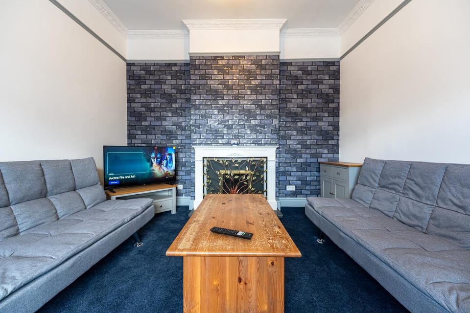 Communal lounge/ TV room, Bed, TV and multimedia, Living room, Seating area, Evening entertainment