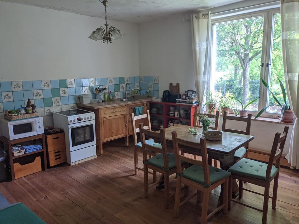 Coffee/tea facilities, Kitchen or kitchenette, Dining area, stove