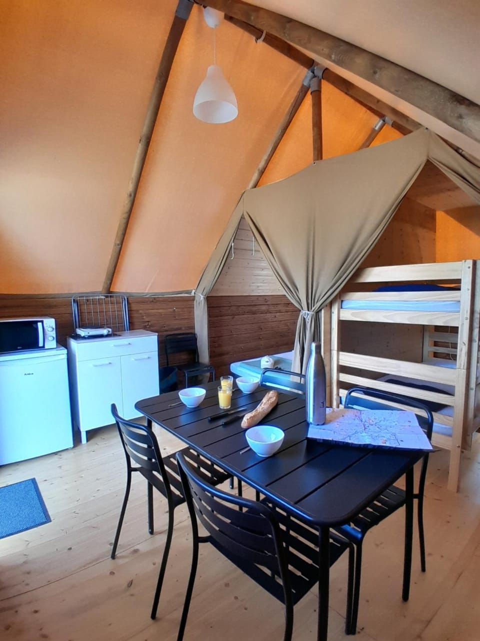 Photo of the whole room, Dining area, bunk bed