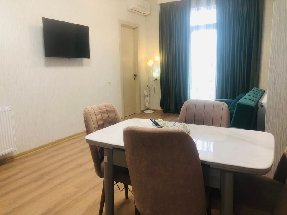 Communal lounge/ TV room, TV and multimedia, Living room, Seating area, Dining area