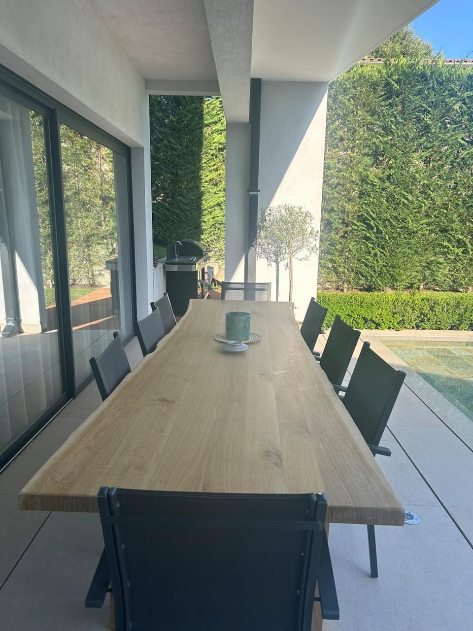 Patio, Day, Dining area