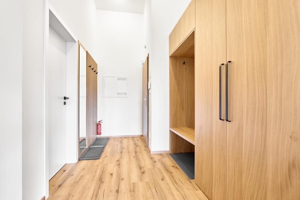 Facade/entrance, wardrobe
