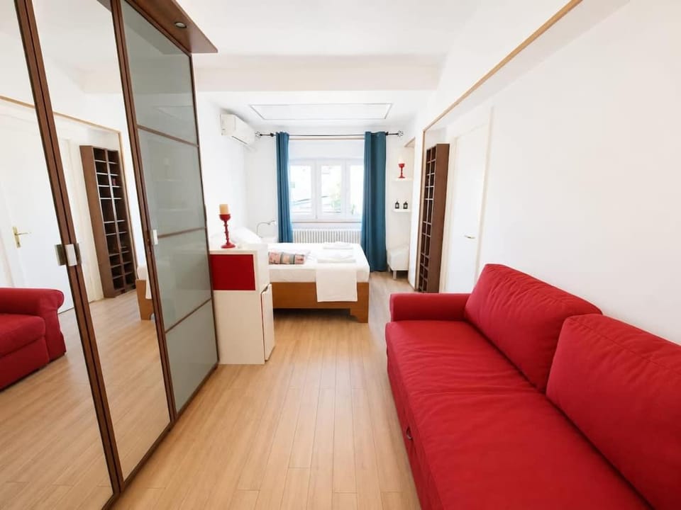 Ultracentral Vintage Apartment 3BR Apartment in Bucharest